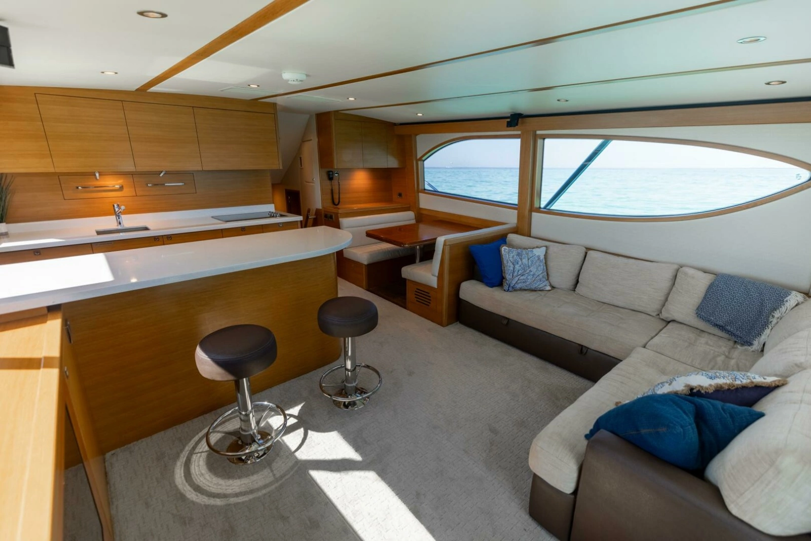 2016 Hatteras GT60  KNOT ON CALL  Salon