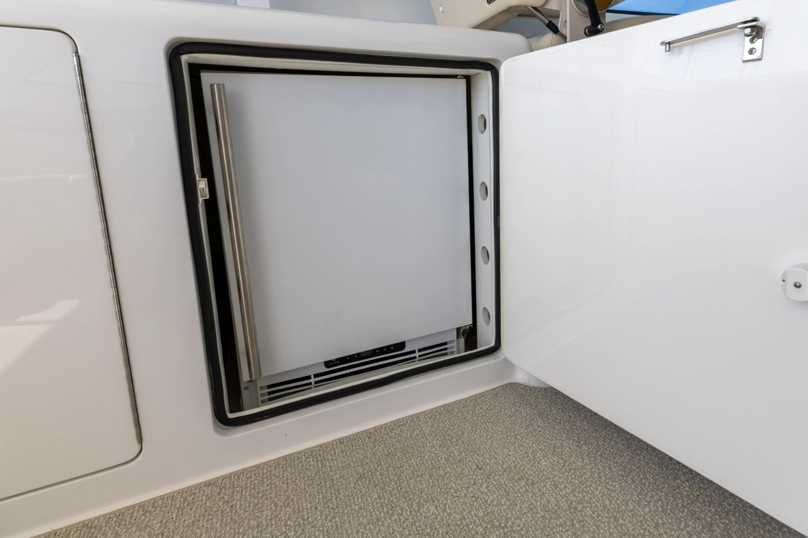 2018 52 Viking Sport Tower Wild Eagle Helm Refrigerator