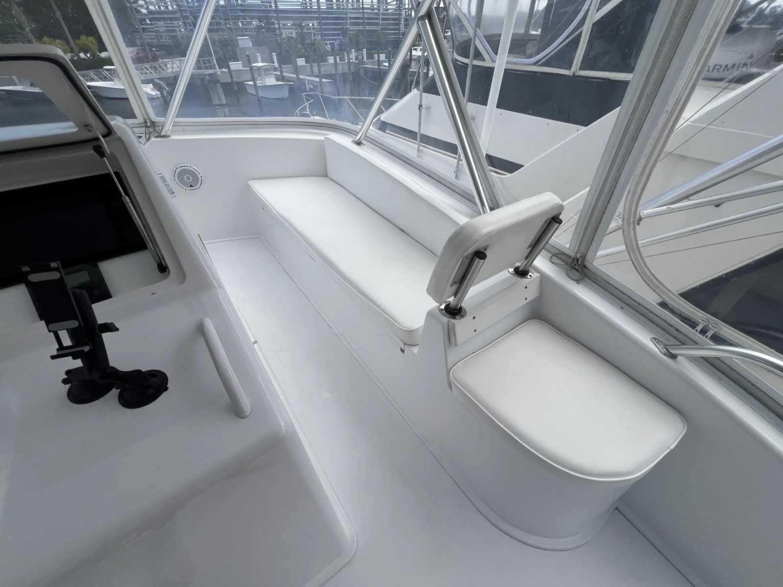 Viking 52 LET IT RAIN - Helm Seating