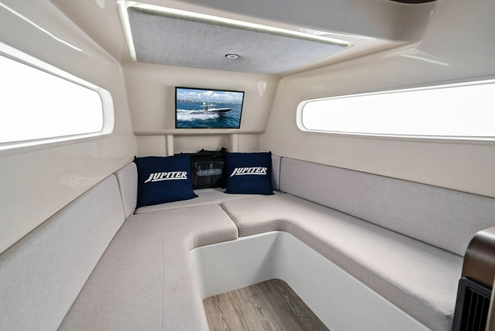 2020 Jupiter 43 Center Console MENACE V-Berth