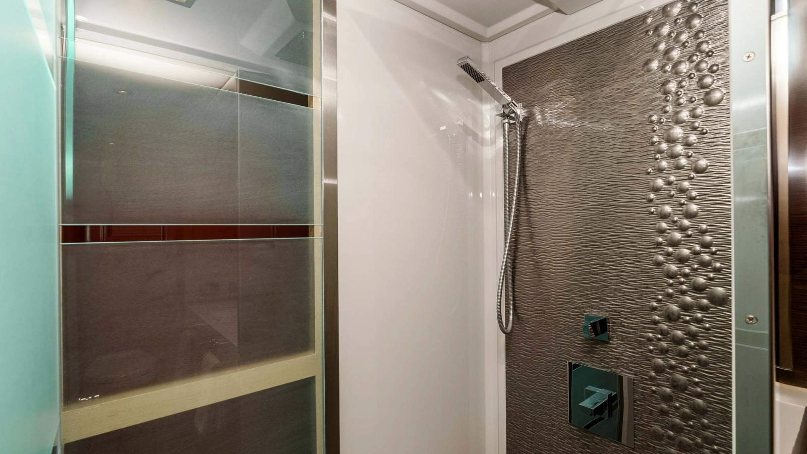 2017 Cruisers 60 Cantius 'Rising Star' - En-Suite Walk-In Shower