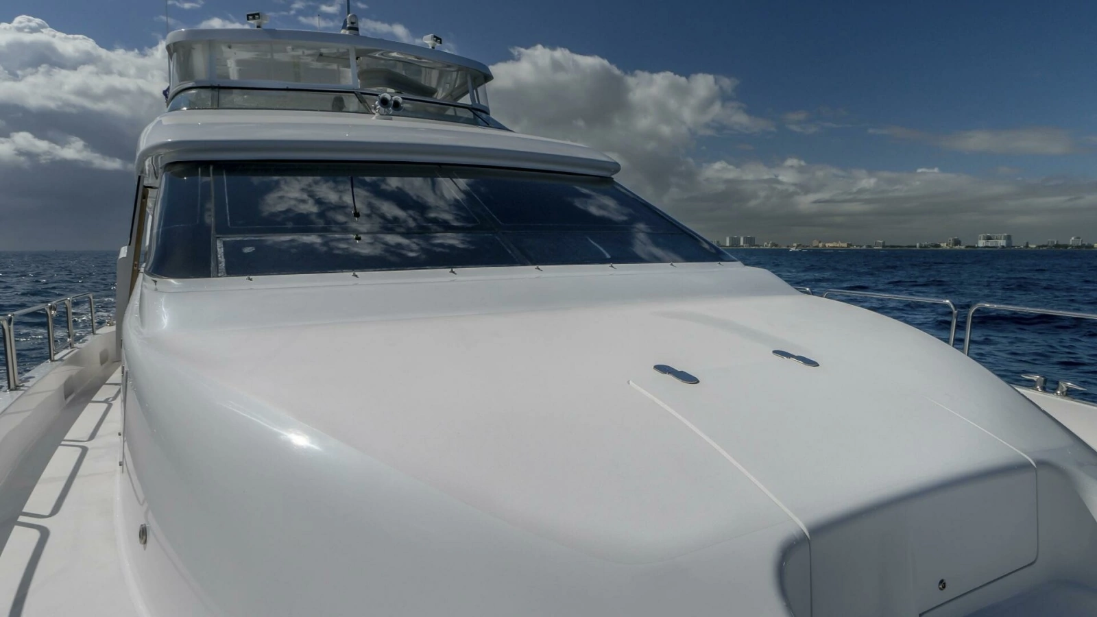 Hatteras 80 Gallopin- Bow