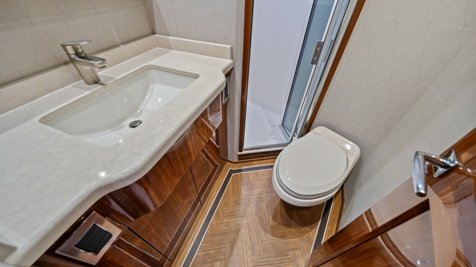 Elegant En-Suite Bathroom