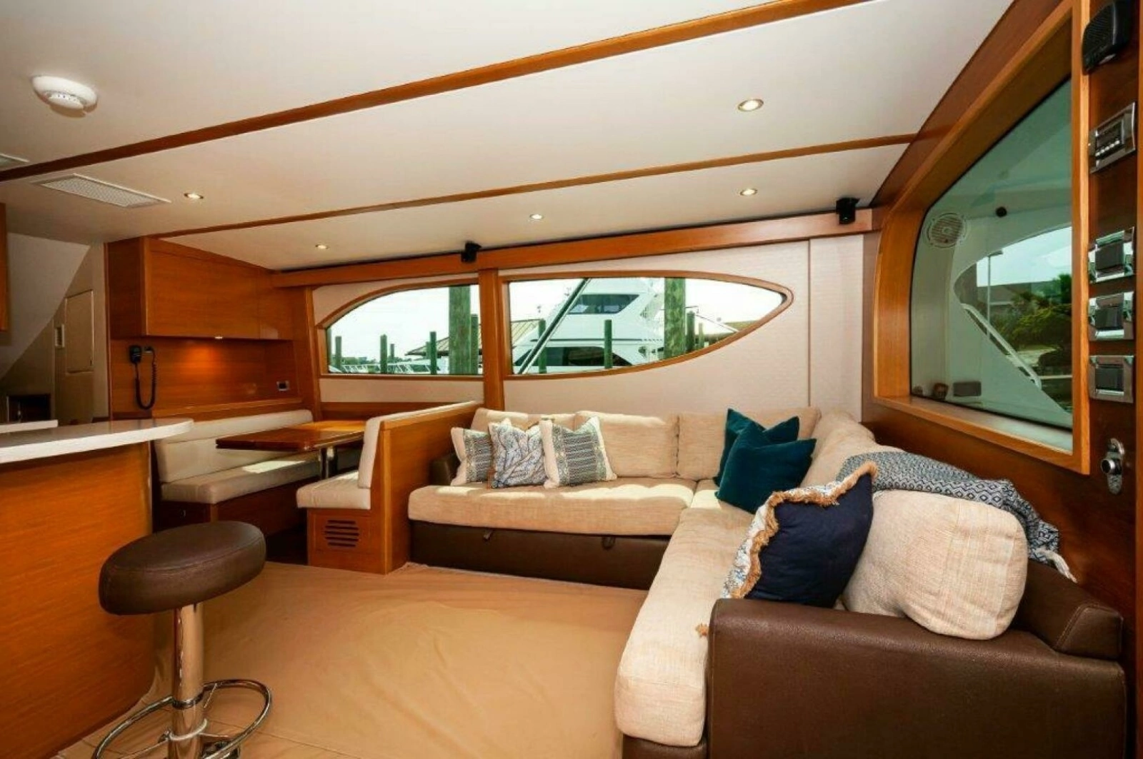 2016 Hatteras GT60  KNOT ON CALL  Salon 3