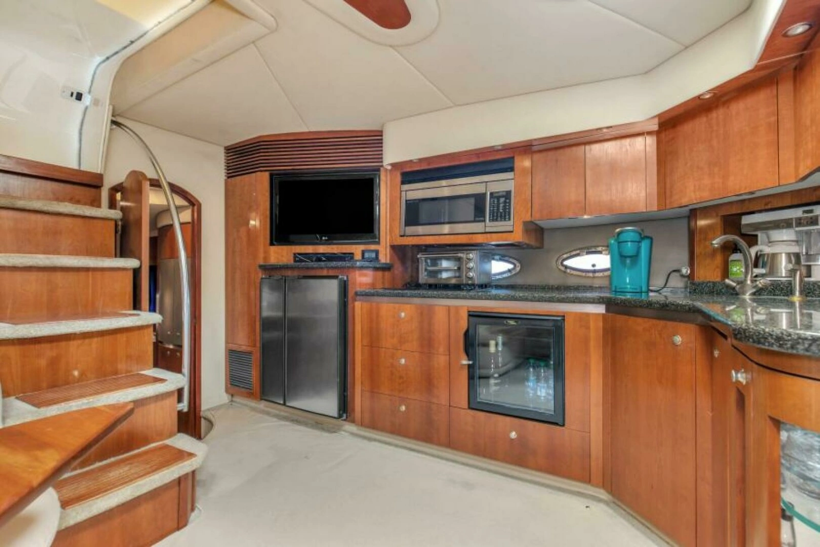 2005 Cruisers Yachts 500 Express photo 4