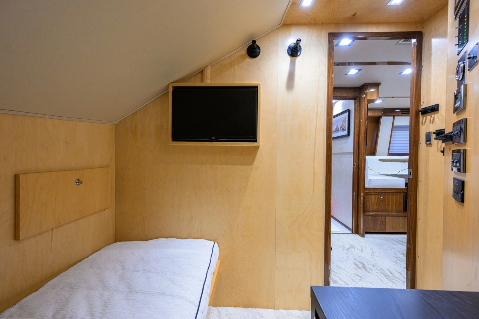Viking 80 MERCEDES - Pantry