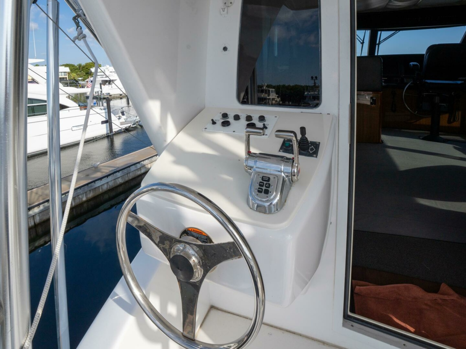 Viking 74 STREAM RUNNER- Cockpit