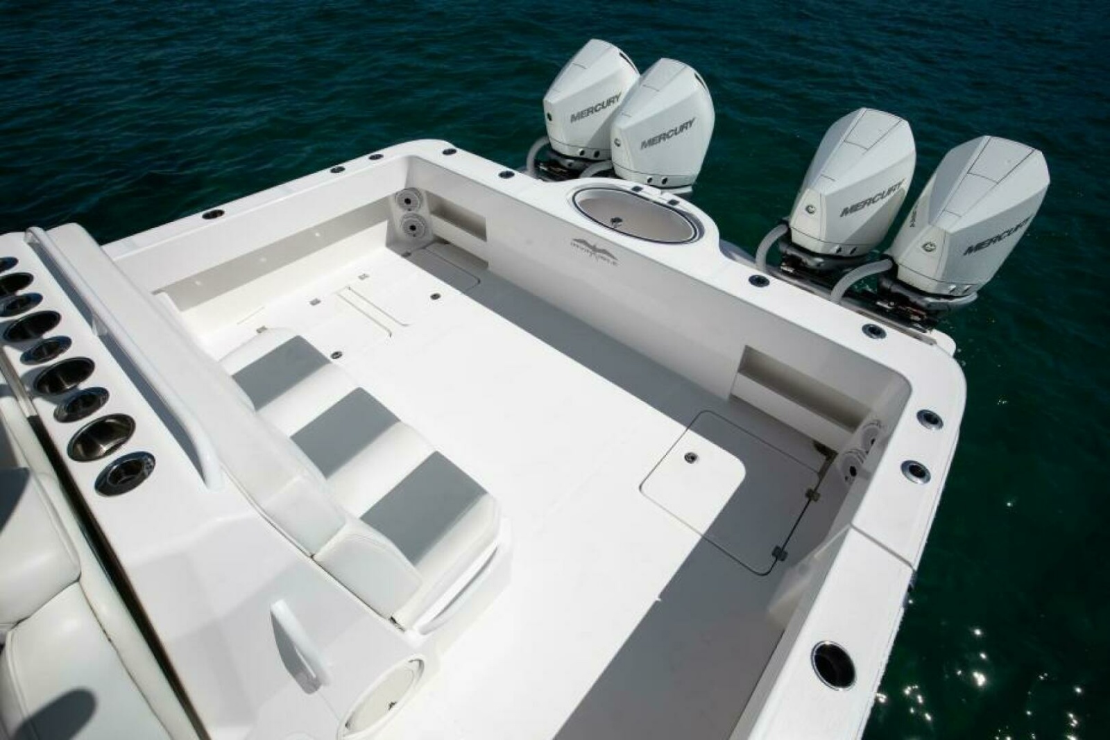 Invincible 35 Emanon - Exterior Cockpit