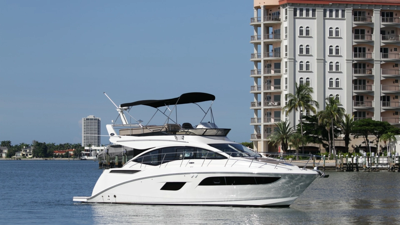 Side View of Sea Ray 400 Fly