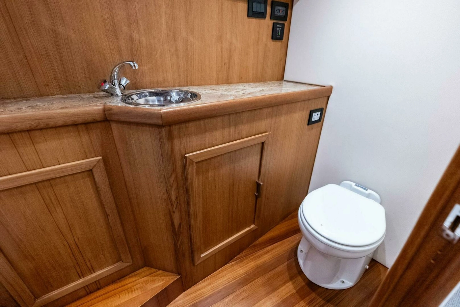 2018 Custom Carolina 35 Express photo 37