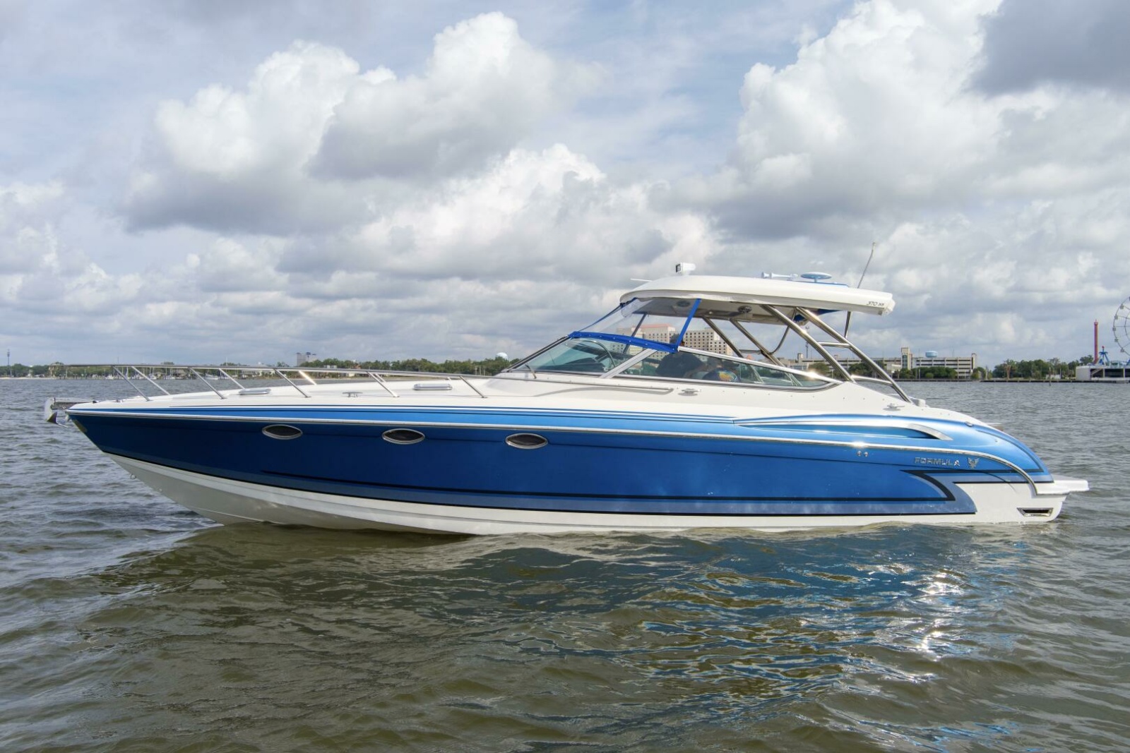 37' 2017 Formula 370 Super Sport