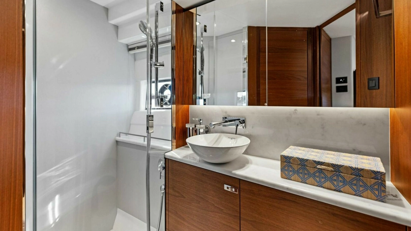 2025 Princess F50 Flybridge VIP En suite Head