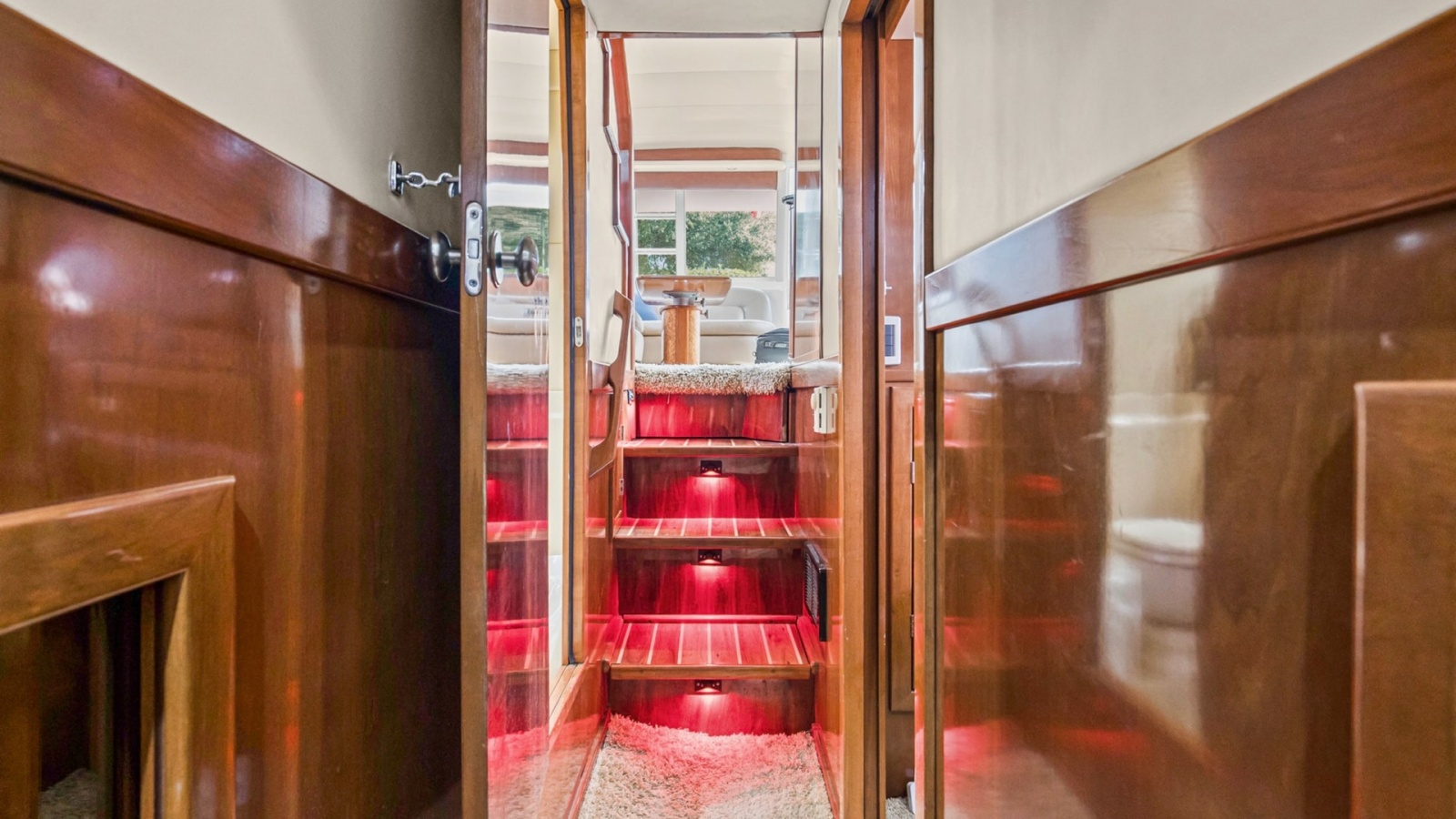 2007 Meridian 490 SE Pilothouse Trust Hallway