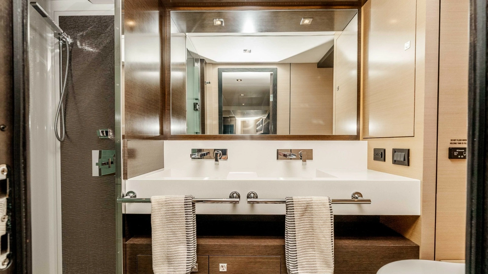 2017 Cruisers 60 Cantius 'Rising Star' - Elegant Master Ensuite Head