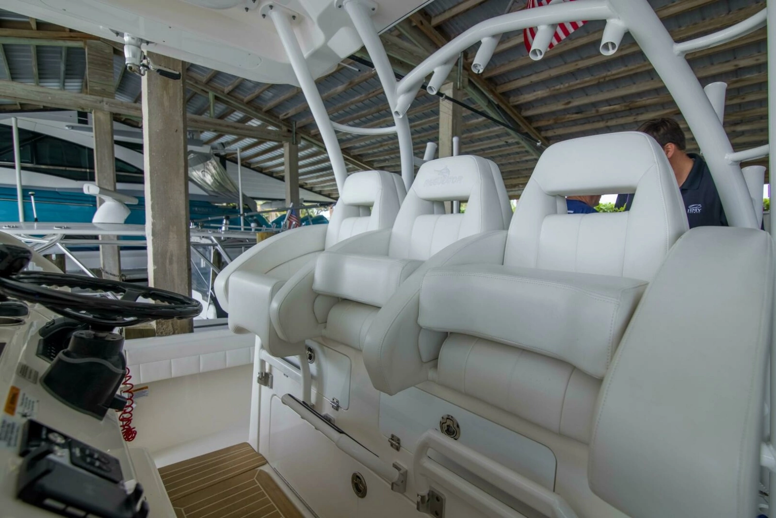 Regulator 41 - Miss Megan - Helm Seats