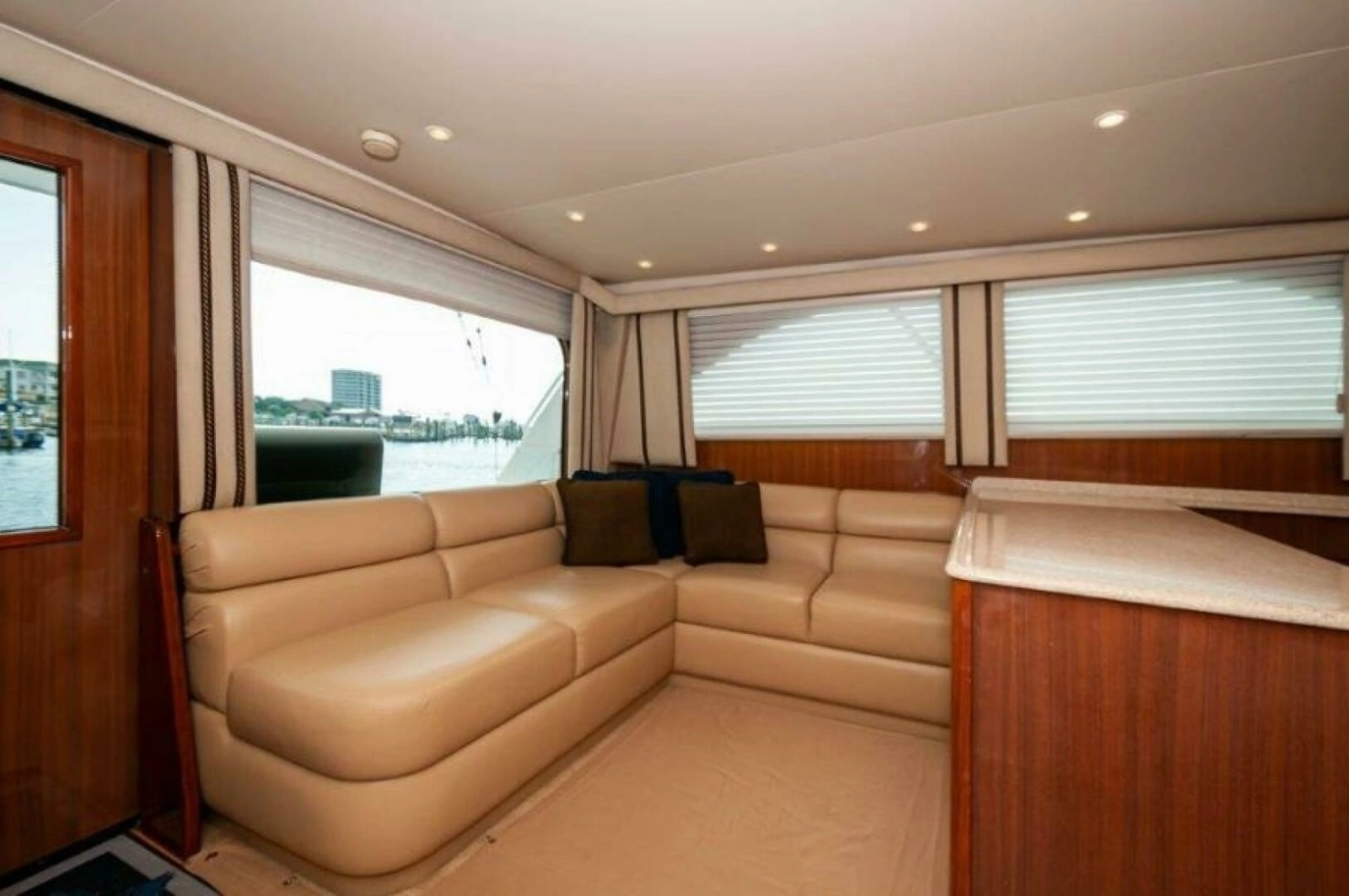 2006 45 Viking Convertible Salon (5)