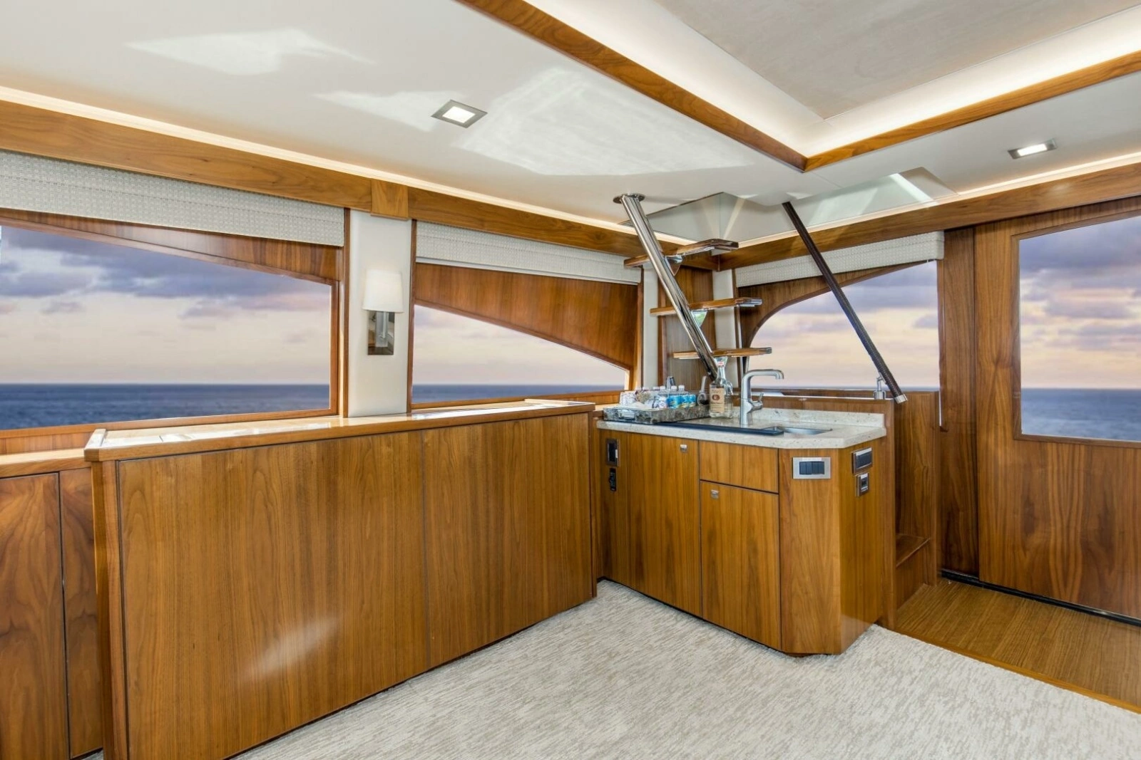 2016 92 Viking Enclosed Bridge Touche Salon (1)