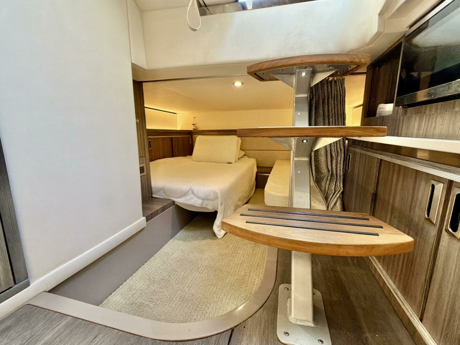 Sea Ray 32 - Stateroom