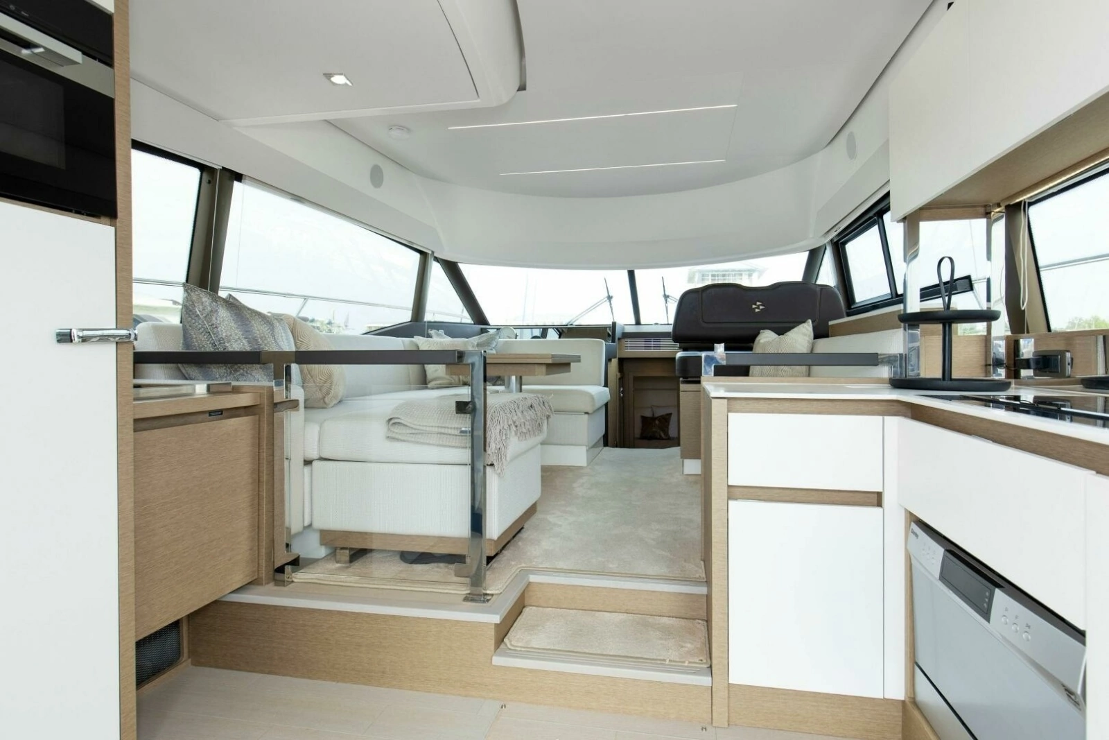 2023 Prestige 460 Flybridge "Pass-N-Bye"