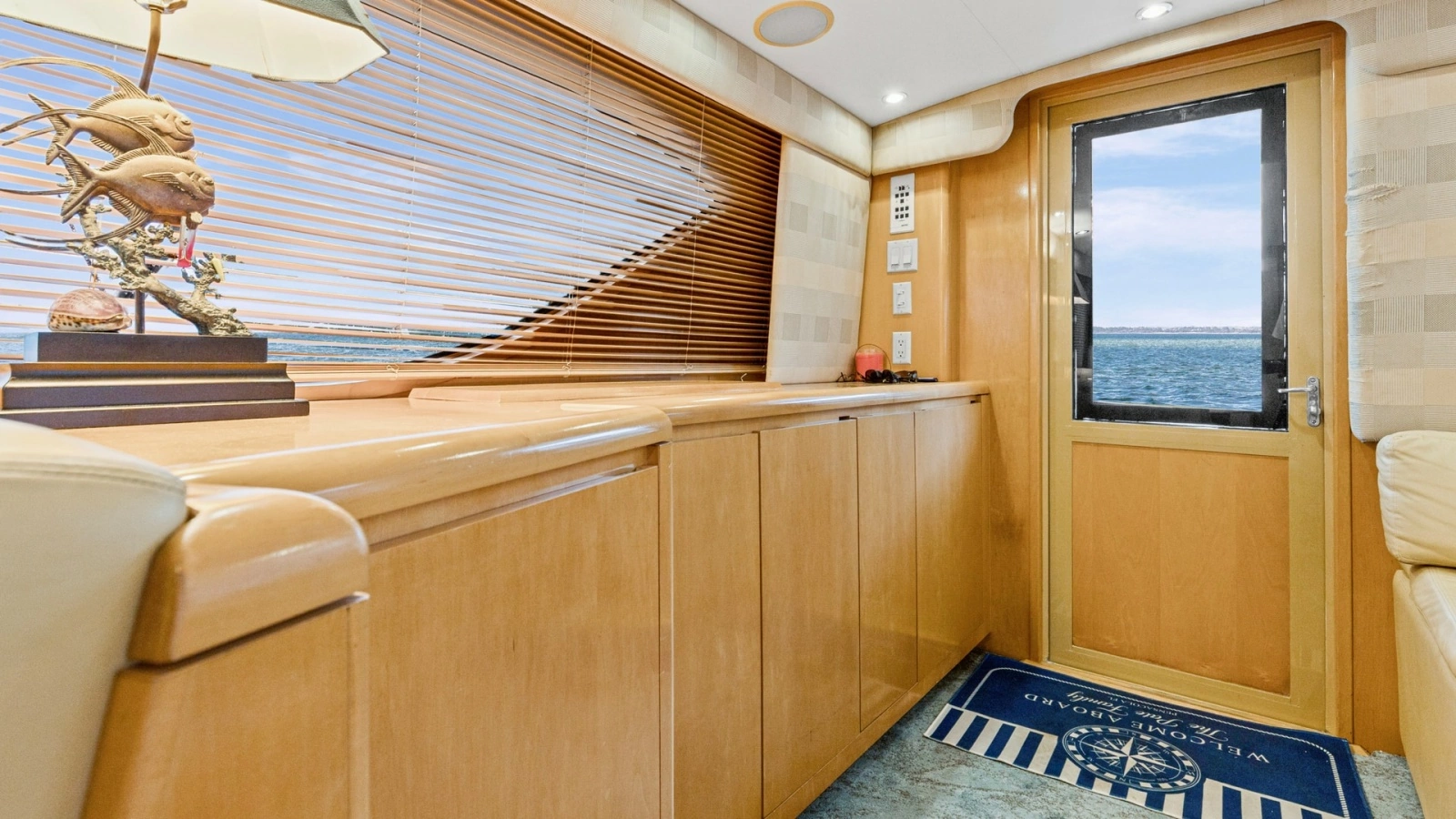 1999 Hatteras 60 Enclosed Bridge Better Days Salon