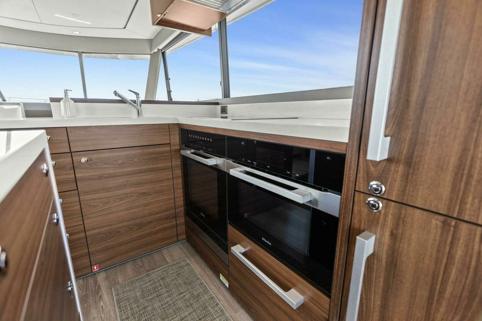 2025 Maritimo M600 - Galley