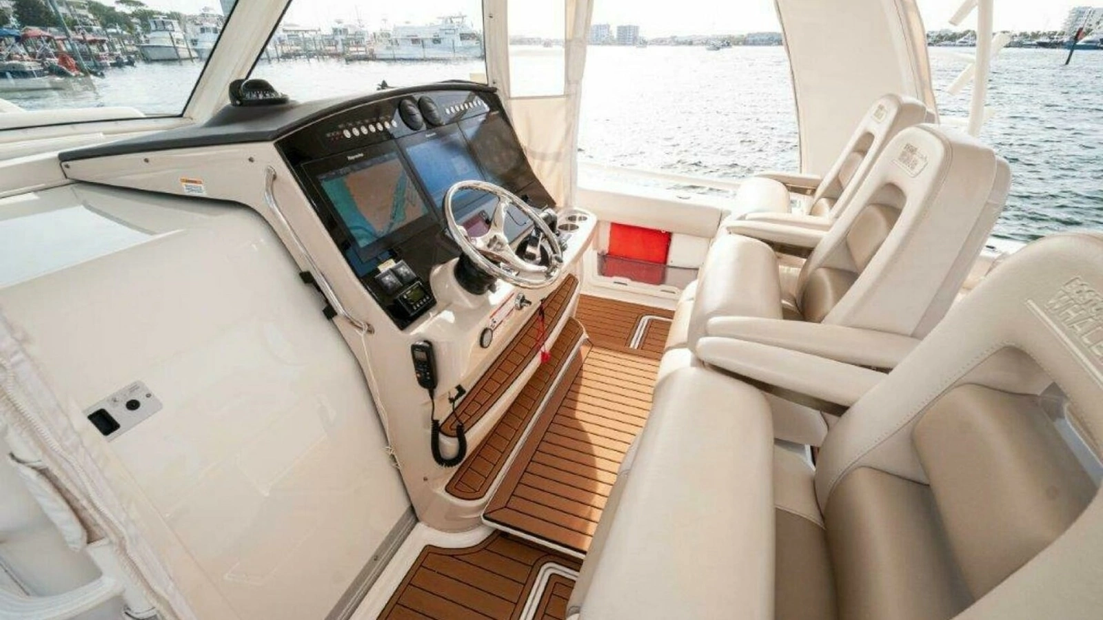2018 42 Boston Whaler 420 Outrage The Tyder II Helm (5)