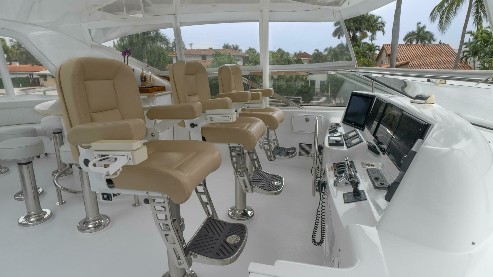 Hatteras 80 Gallopin- Flybridge Helm
