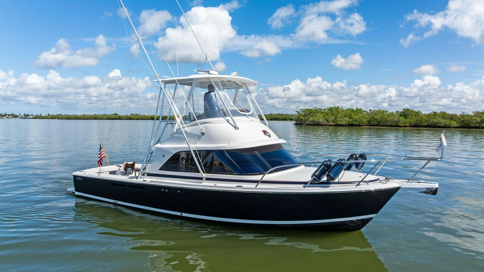 Starboard Profile of Bertram 35 Flybridge