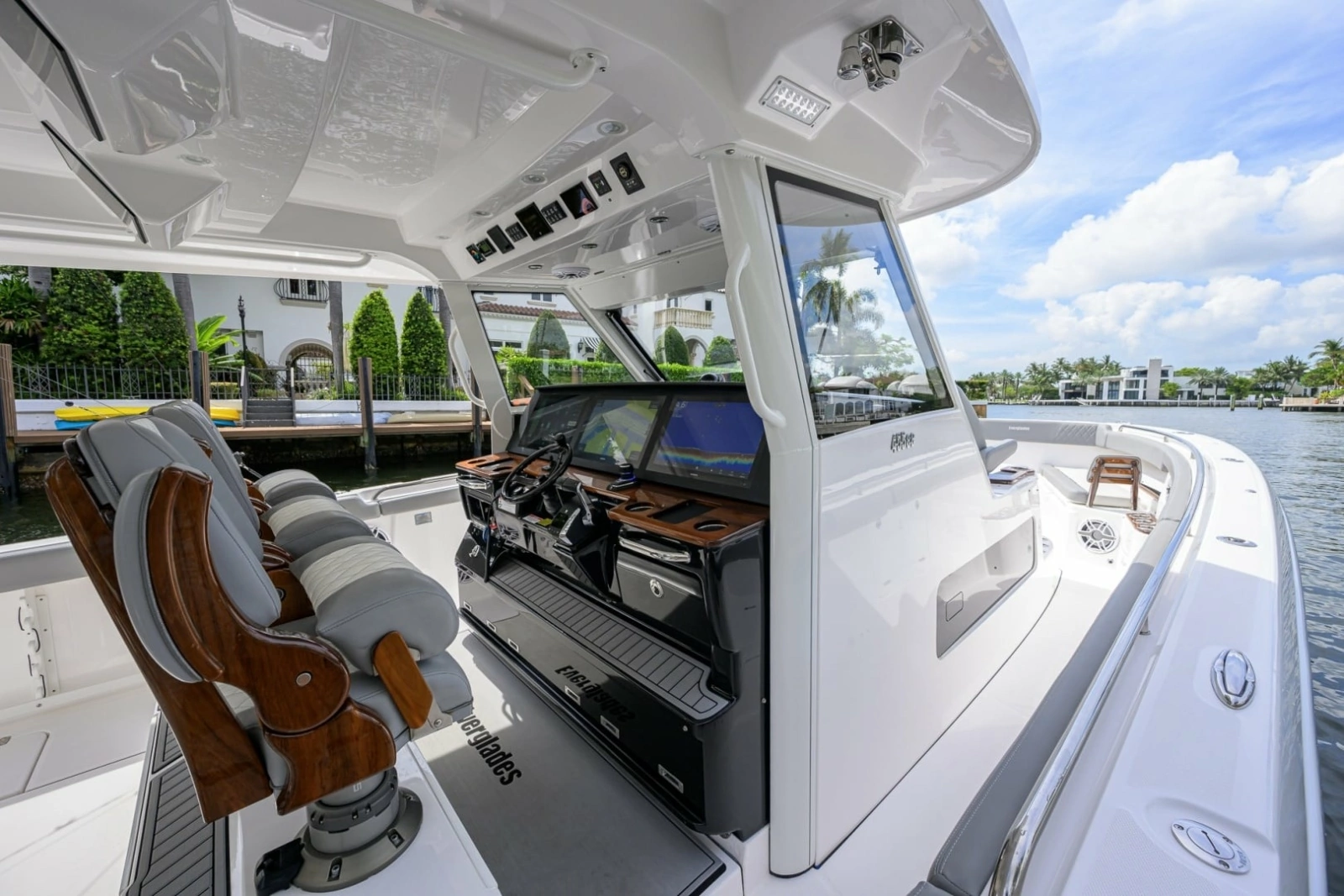 Everglades 45 GALLANT LADY - Starboard Side Helm