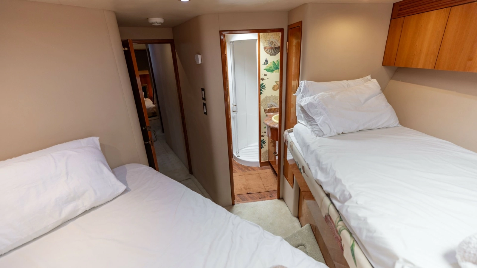 2007 Hatteras 68 Convertible- KEMOSABE- VIP Forward Stateroom