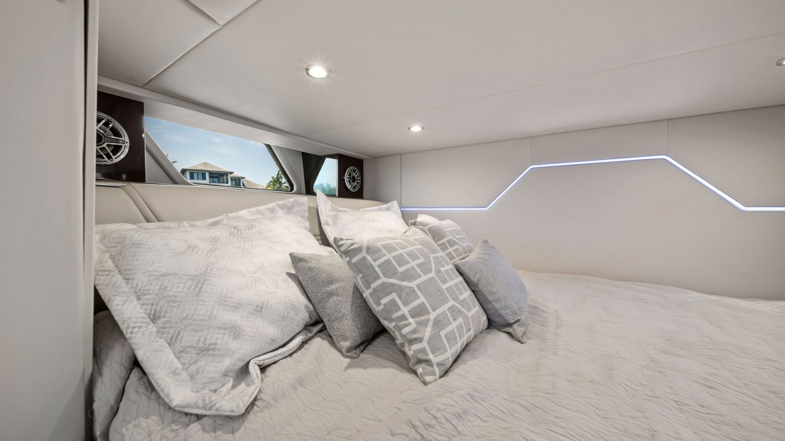Luxurious Cabin with Plush Bedding