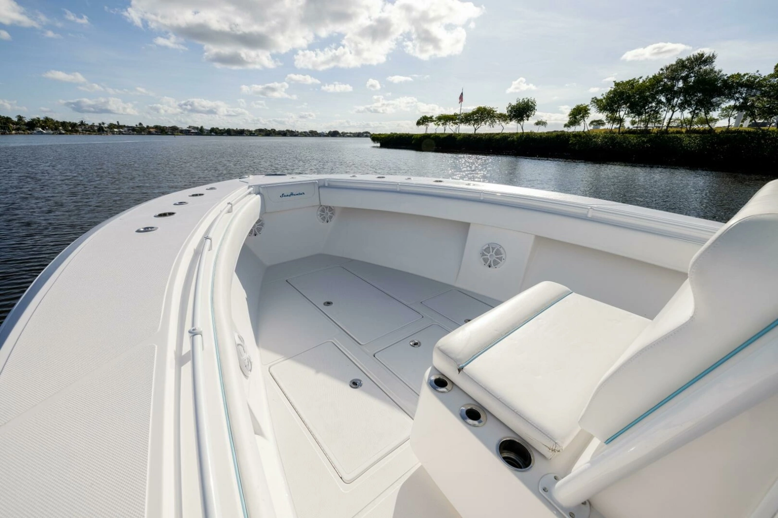 SeaHunter 33 Bloodline - Exterior Bow