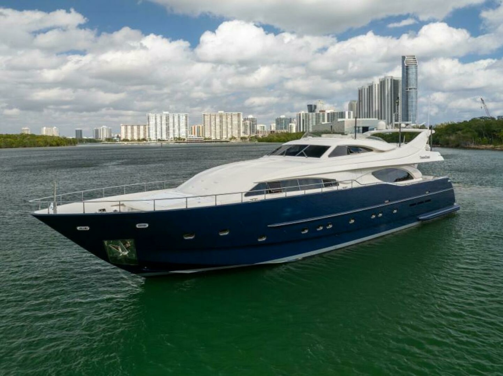 2001 Ferretti 94 Raised Pilothouse - Dreamchaser - Profile