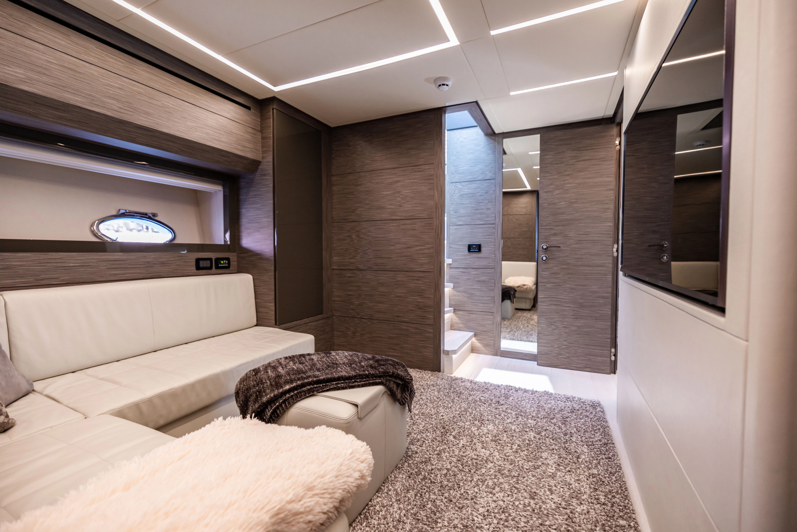 82' 2017 Pershing 82 VHP