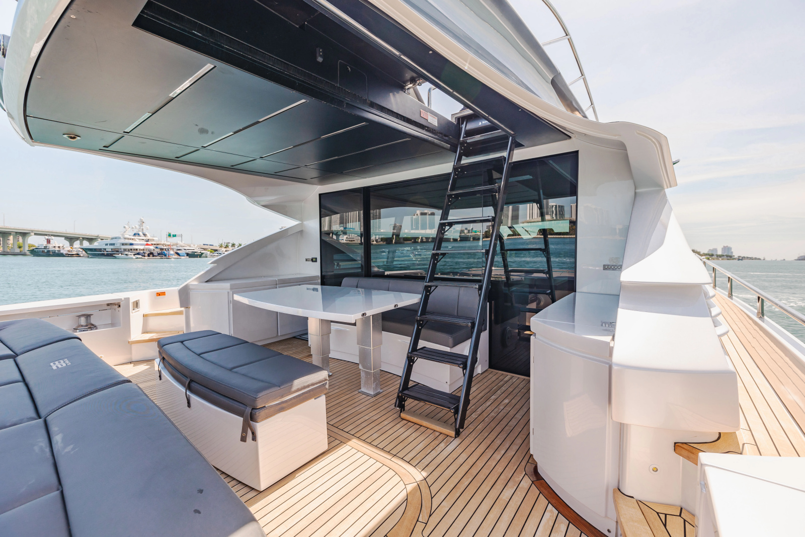 82' 2017 Pershing 82 VHP
