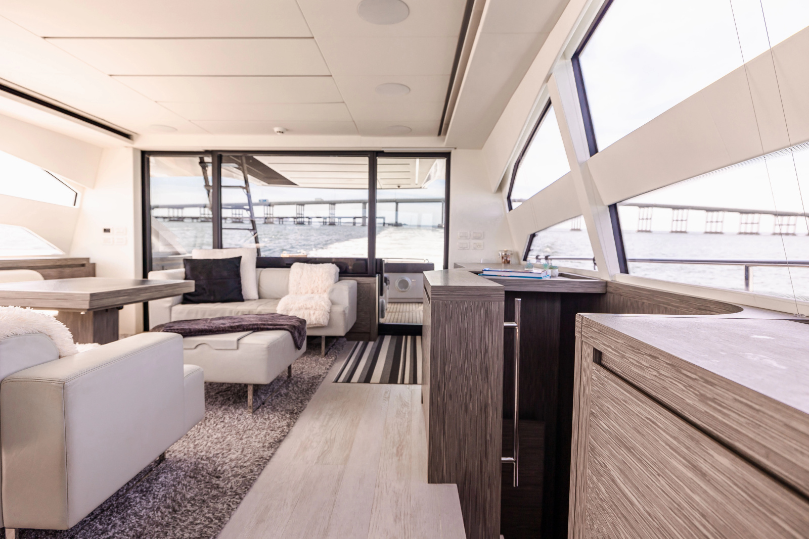 82' 2017 Pershing 82 VHP