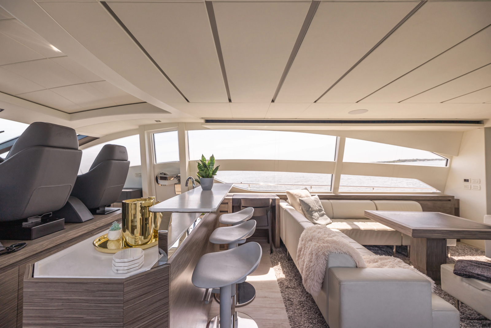 82' 2017 Pershing 82 VHP
