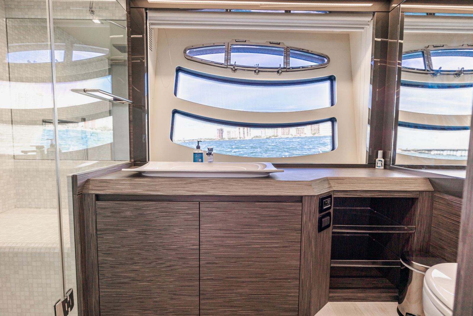 82' 2017 Pershing 82 VHP