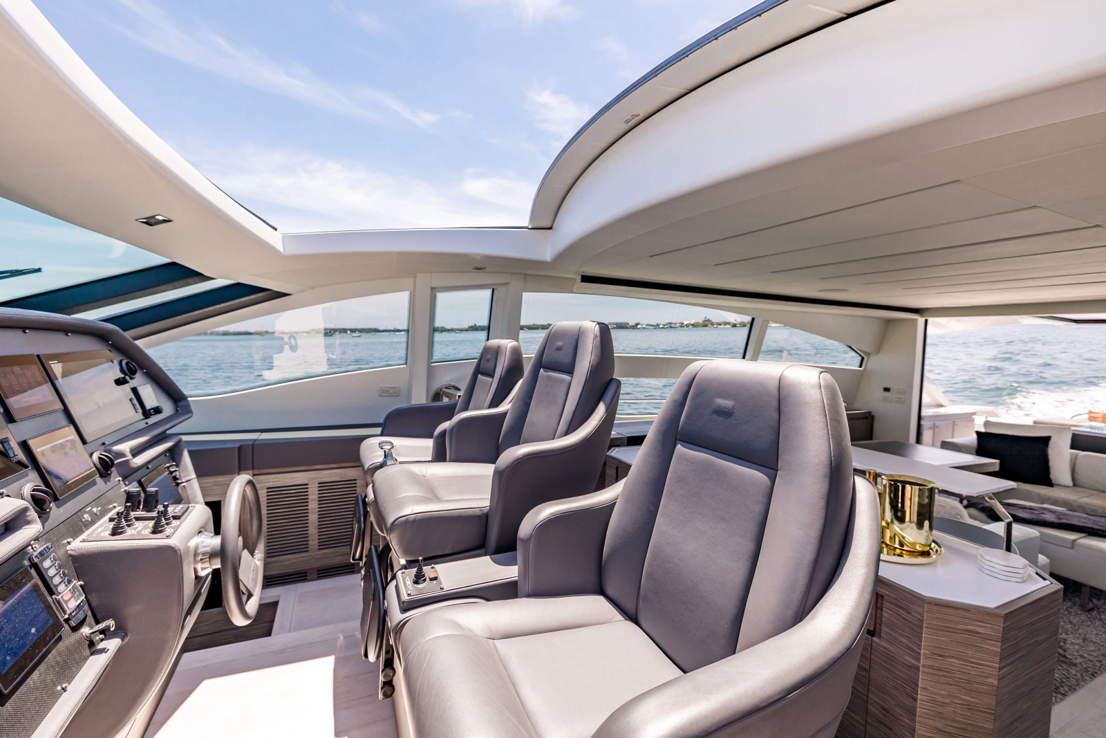 82' 2017 Pershing 82 VHP