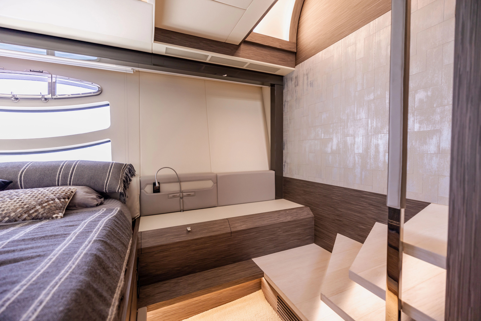 82' 2017 Pershing 82 VHP
