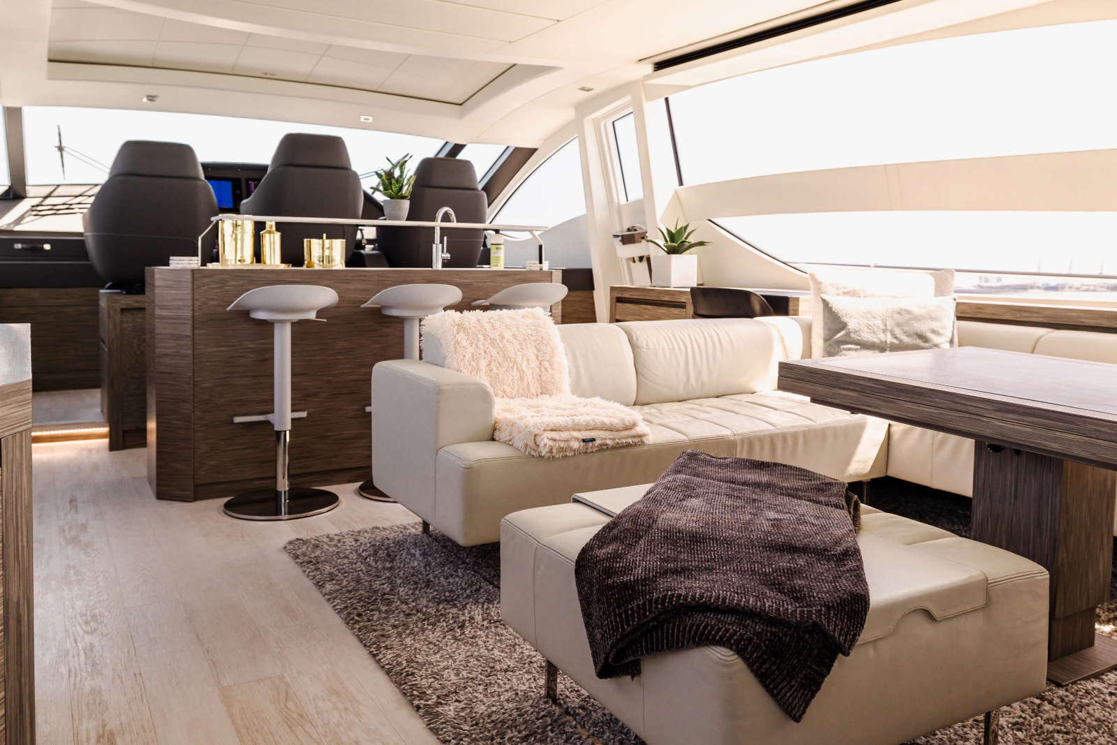82' 2017 Pershing 82 VHP