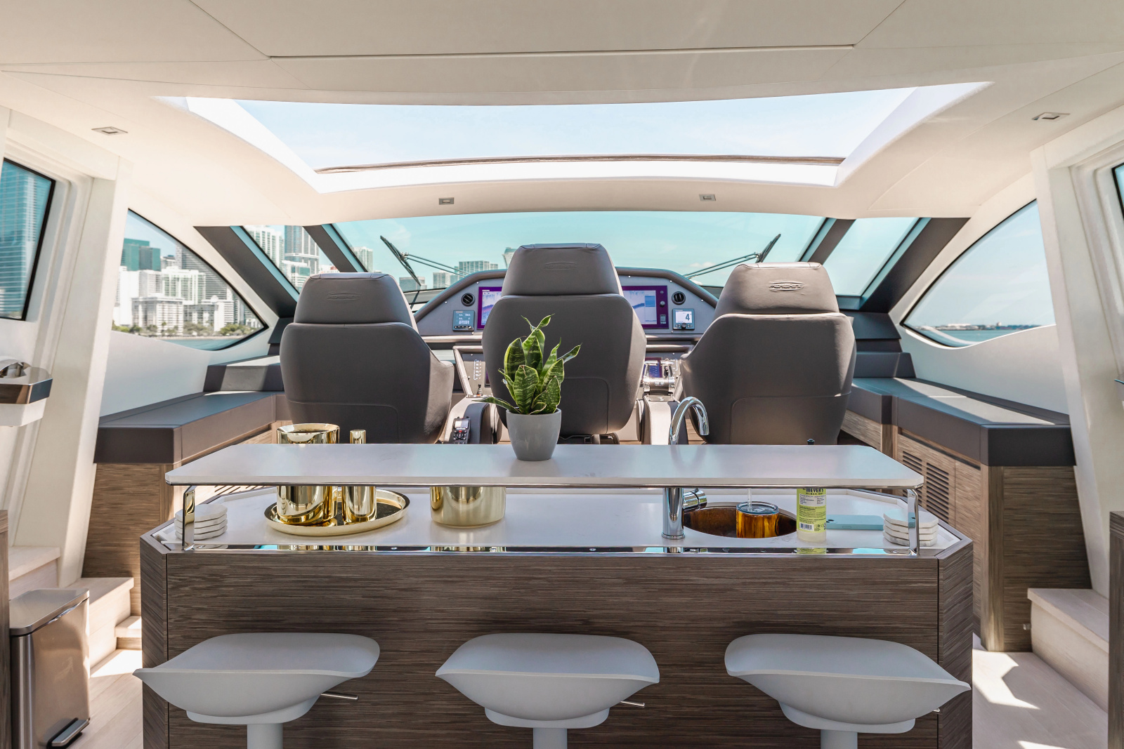 82' 2017 Pershing 82 VHP