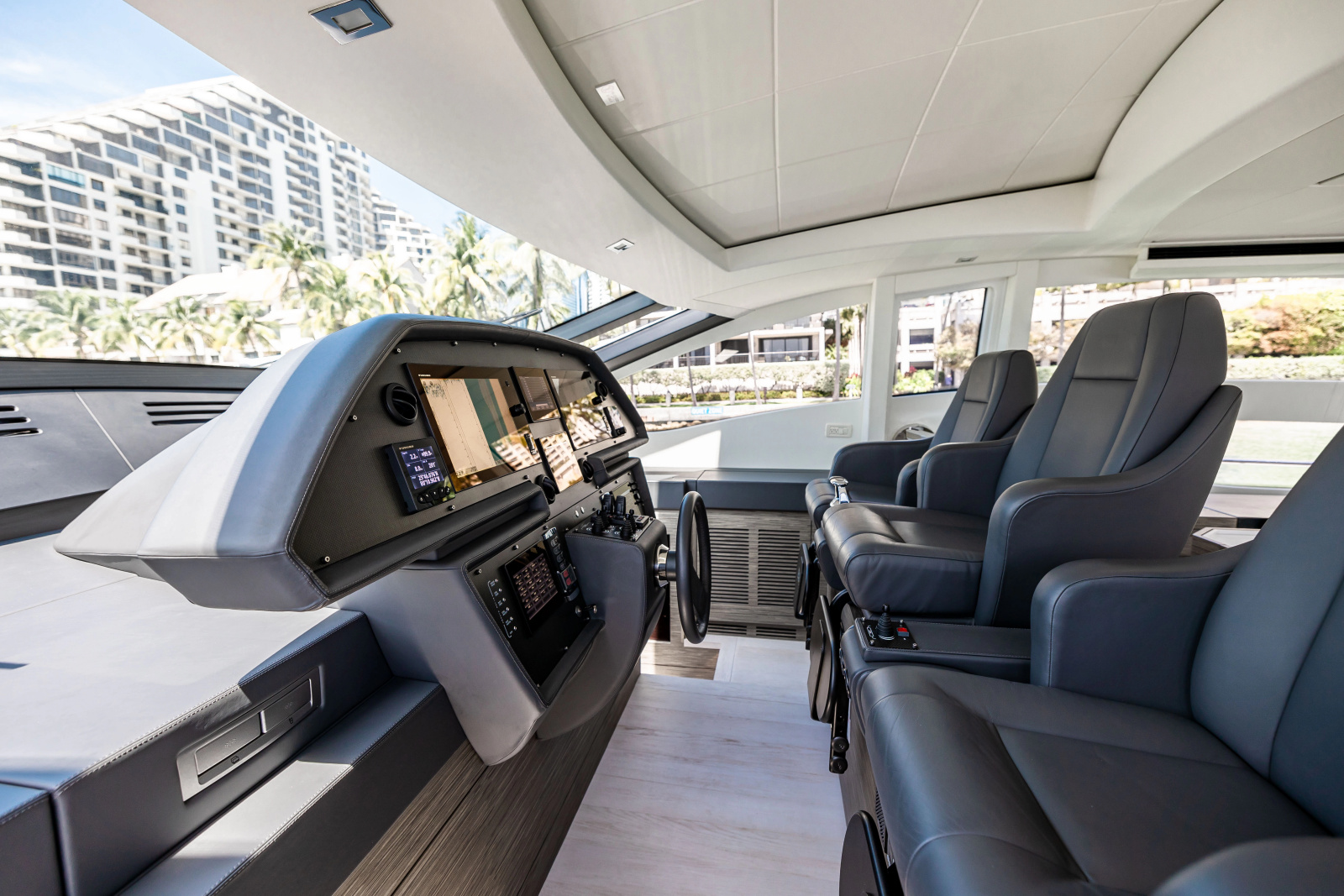 82' 2017 Pershing 82 VHP