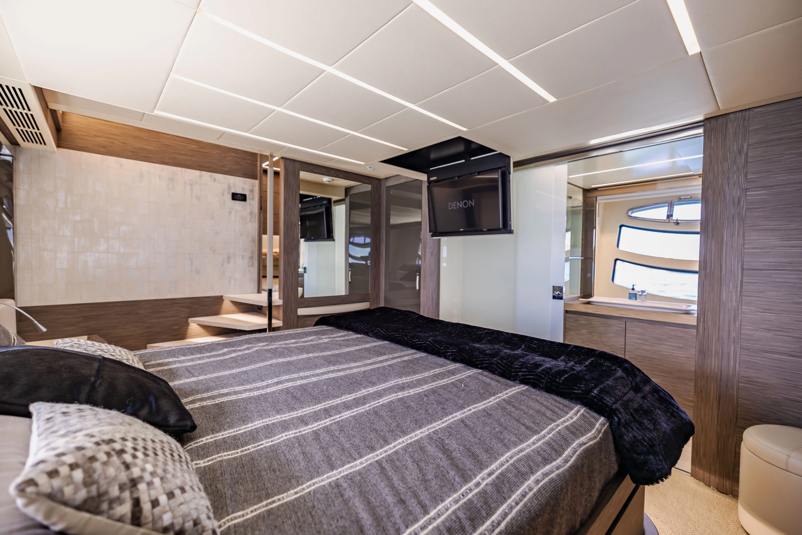 82' 2017 Pershing 82 VHP