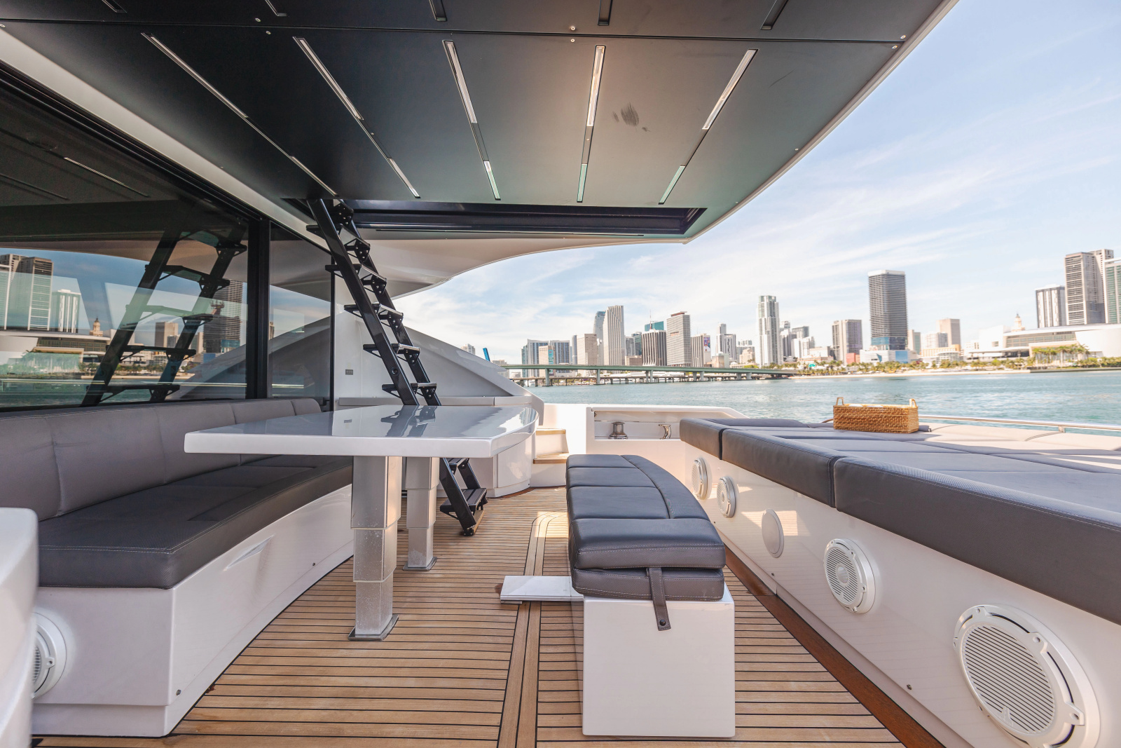 82' 2017 Pershing 82 VHP