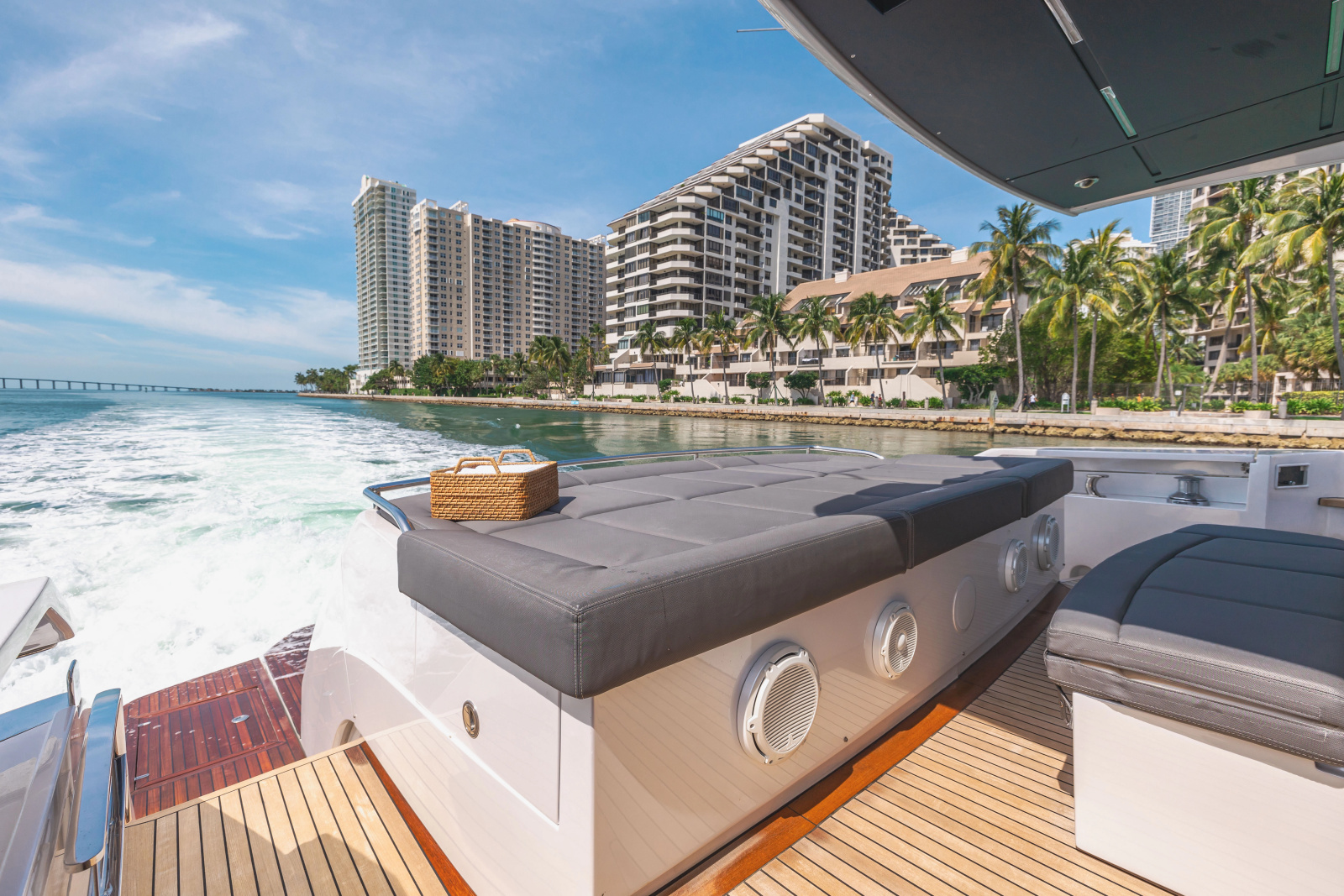 82' 2017 Pershing 82 VHP