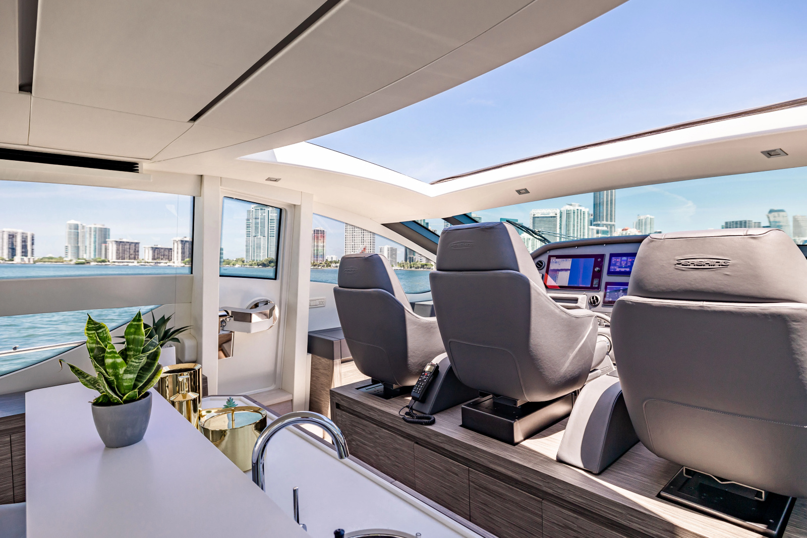 82' 2017 Pershing 82 VHP