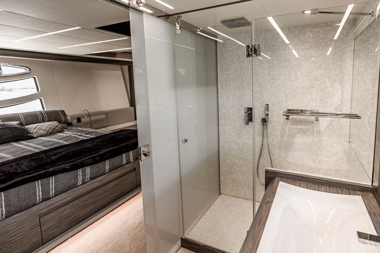 82' 2017 Pershing 82 VHP