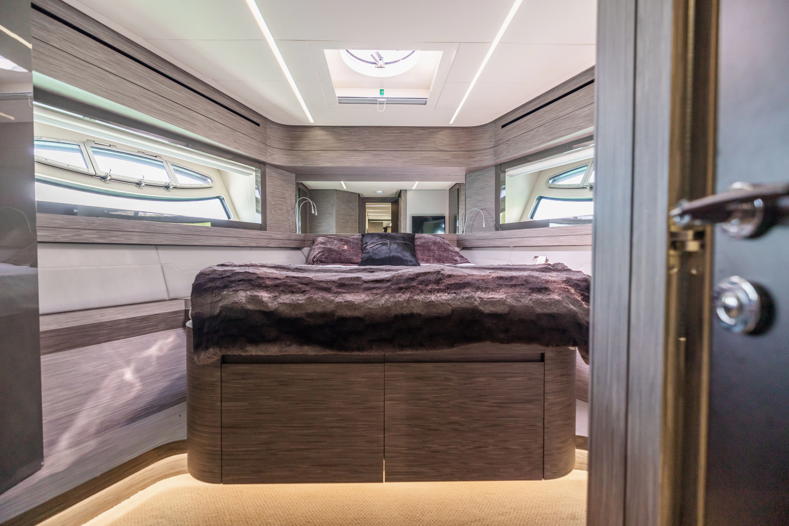 82' 2017 Pershing 82 VHP