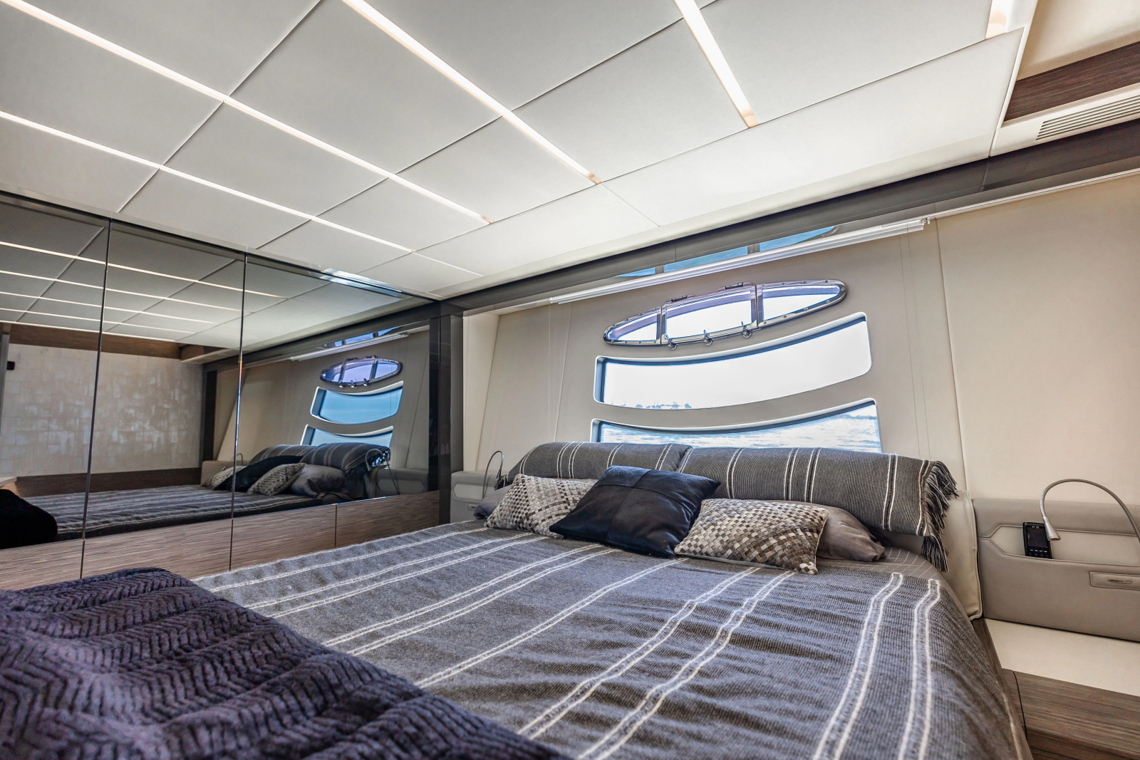 82' 2017 Pershing 82 VHP